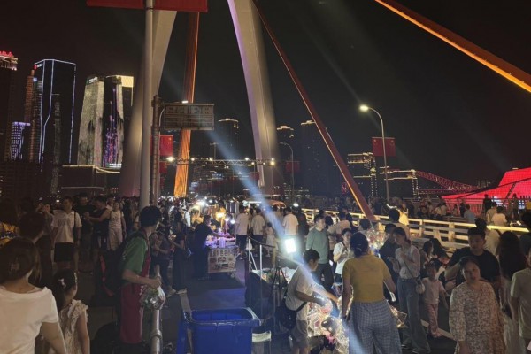 重庆又“宠客”，洪崖洞景区外封桥封路